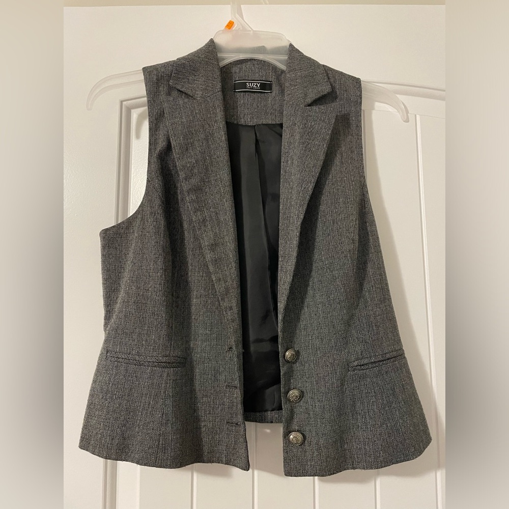 5$ ADD ON! Beautiful and unique sleeveless blazer from Suzy Shier!